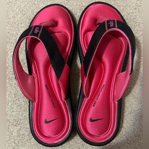 Never worn Nike flip flops